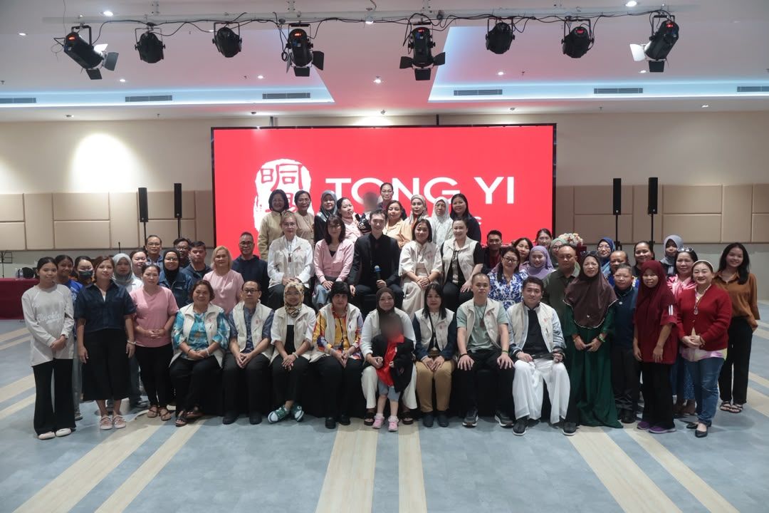 Pelajar Tong Yi bersama Sifu Bryan di dewan seminar